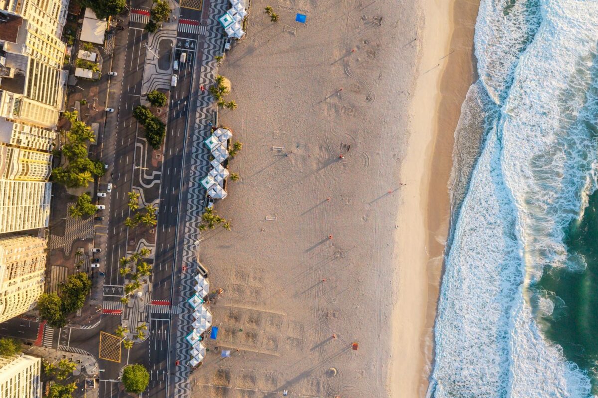 O Impacto das Mudanças Climáticas no Agronegócio Brasileiro 8 Para o impacto das mudanças climáticas no agro, observa-se uma série de desafios crescentes no Brasil, incluindo secas prolon