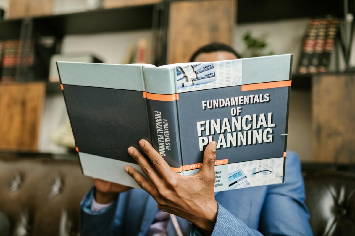 Os Melhores Livros de Finanças: Guia Essencial para Sua Liberdade Financeira — livro de finanças | Noticias Paraná
