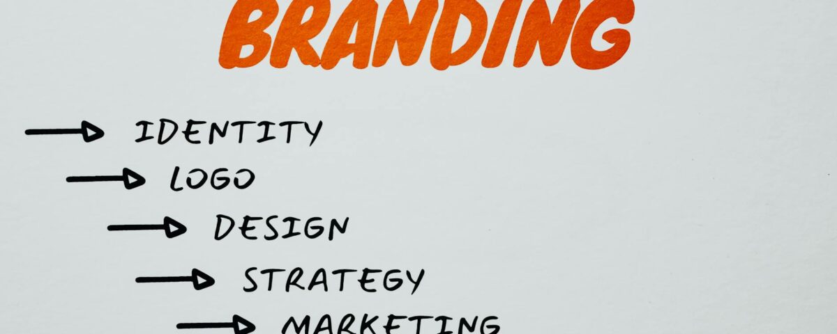 Para marketing estratégico, é essencial um planejamento abrangente que alinhe objetivos de negócio com táticas de mercado. En