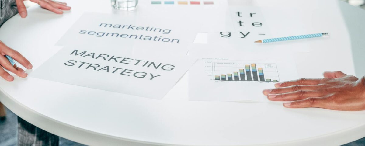 Para entender o que o marketing faz, ele envolve um conjunto estratégico de ações para identificar, atrair, engajar e reter c