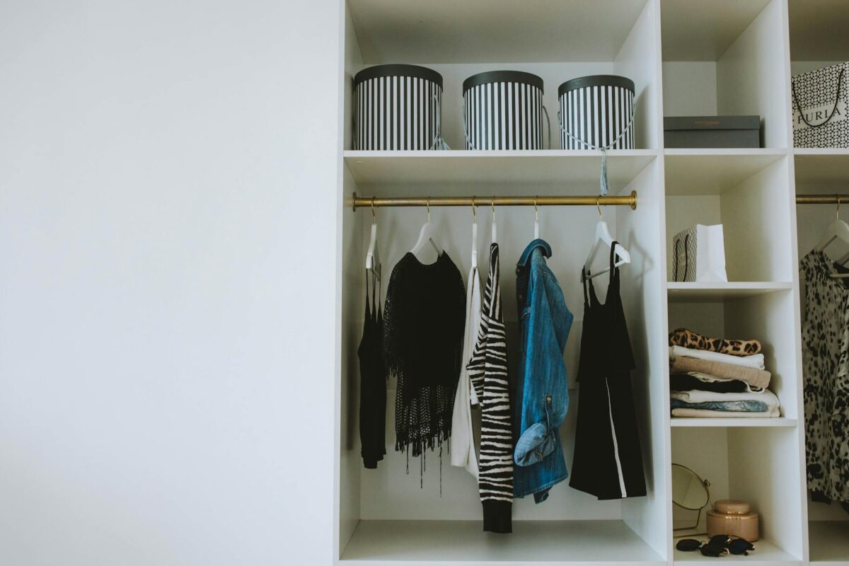 Estilo Minimalista: Guia Definitivo para uma Vida e Guarda-Roupa com Propósito 8 Para adotar o estilo minimalista, concentre-se em reduzir o excesso, valorizar a qualidade em vez da quantidade e investir em