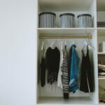 Estilo Minimalista: Guia Definitivo para uma Vida e Guarda-Roupa com Propósito 17 Para adotar o estilo minimalista, concentre-se em reduzir o excesso, valorizar a qualidade em vez da quantidade e investir em