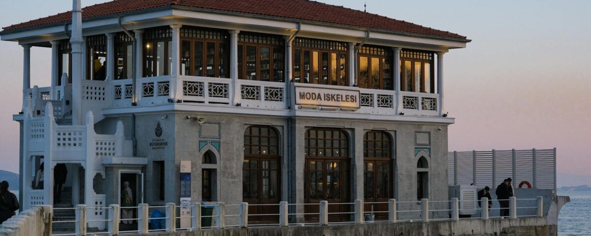 Para adotar a moda sustentável e o consumo consciente, priorize peças de qualidade, duráveis e produzidas eticamente. Invista