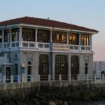 Moda Sustentável: Como Adotar um Consumo Consciente e Estiloso 15 Para adotar a moda sustentável e o consumo consciente, priorize peças de qualidade, duráveis e produzidas eticamente. Invista