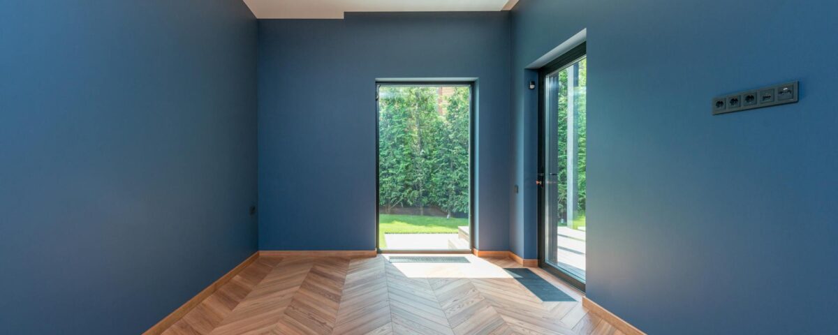 Para o que é decoração minimalista, trata-se de um estilo de design de interiores focado na funcionalidade, simplicidade e el