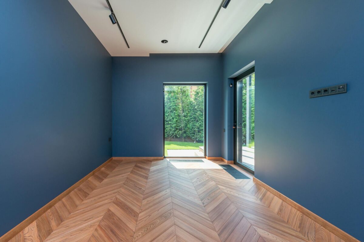 Para o que é decoração minimalista, trata-se de um estilo de design de interiores focado na funcionalidade, simplicidade e el