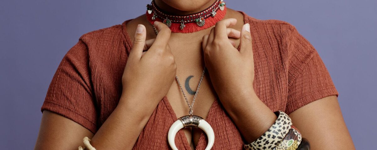 Para entender o que significa moda boho, é essencial saber que ela representa um estilo de vida livre, artístico e conectado