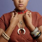 Moda Boho: O Que Significa, Sua Essência e Como Adotar o Estilo Livre e Autêntico 13 Para entender o que significa moda boho, é essencial saber que ela representa um estilo de vida livre, artístico e conectado
