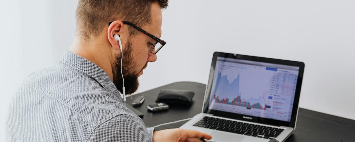 Para ser um Analista de Marketing Digital, é preciso planejar, executar e monitorar estratégias online que impulsionam marcas