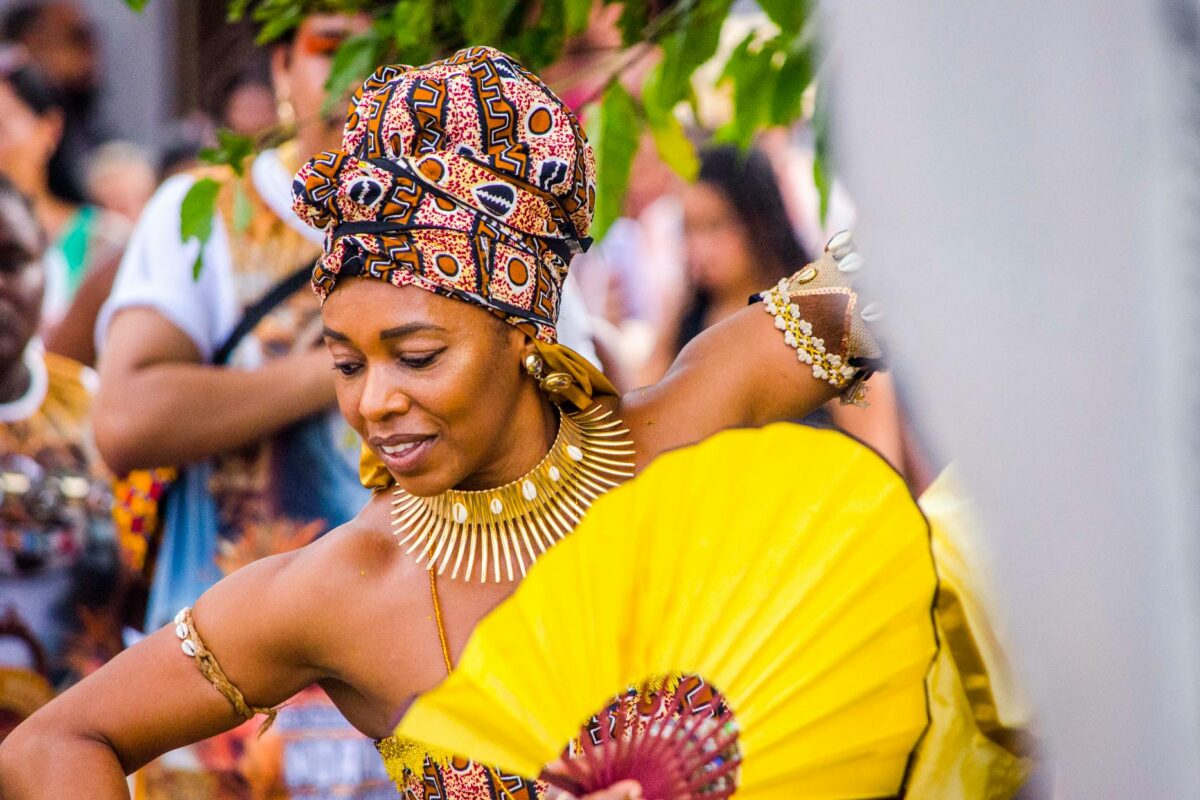 Manifestações Culturais: Guia Completo sobre o Que São, Tipos e Sua Essência 18 Para entender quais são as manifestações culturais, elas representam todas as formas de expressão de um grupo social, incluin