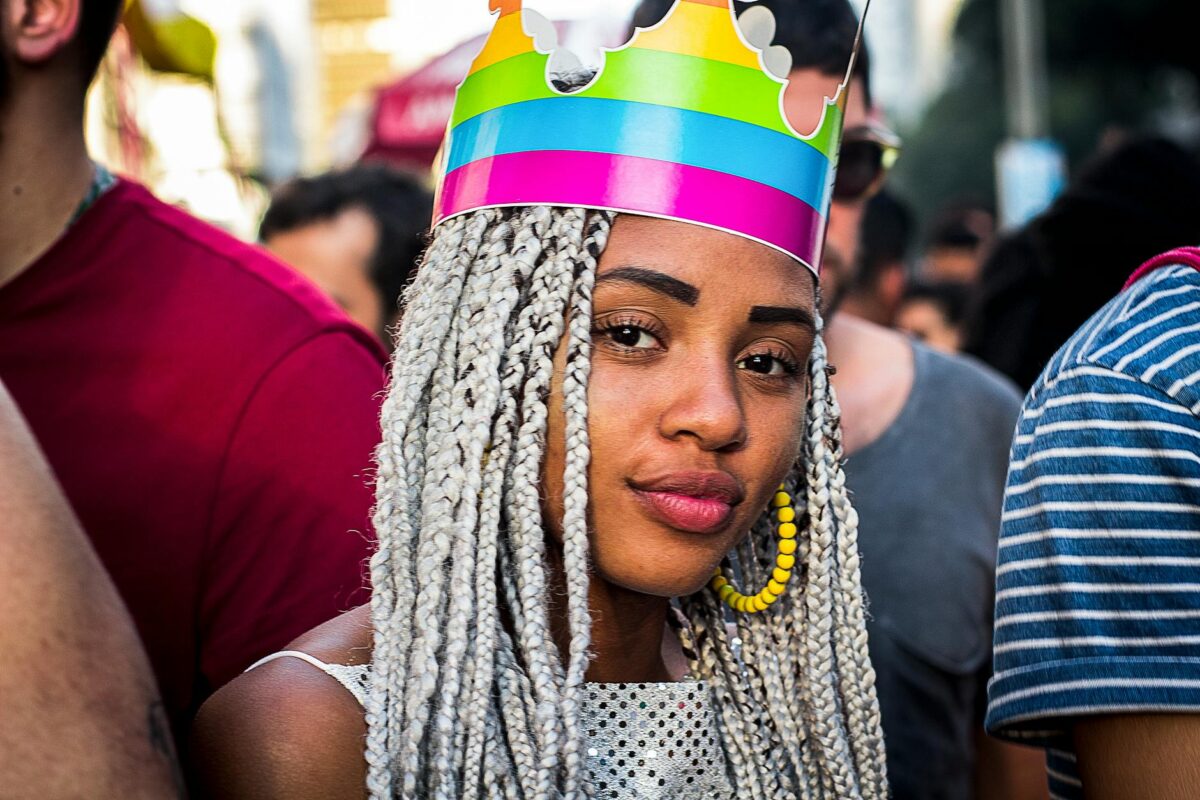 Para as regiões culturais do Brasil, destacam-se o Norte (influência indígena e amazônica), Nordeste (herança africana e port