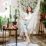 Sala Boho Simples: Guia Completo para um Ambiente Aconchegante e Estiloso 17 Para ter uma sala boho simples, foque em cores neutras, texturas naturais como madeira e palha, e elementos artesanais. Utili