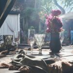 Para uma sala de jantar boho chic, combine móveis de madeira natural, fibras orgânicas como rattan e palha, e têxteis com tex