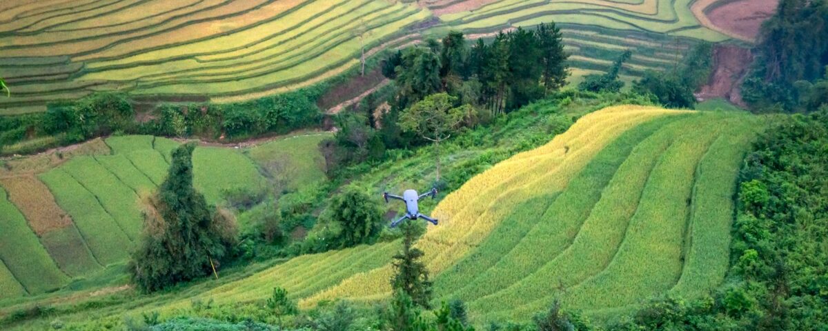 Para tecnologia no campo exemplos, destacam-se drones para monitoramento, sensores de IoT para dados de solo e clima, máquina