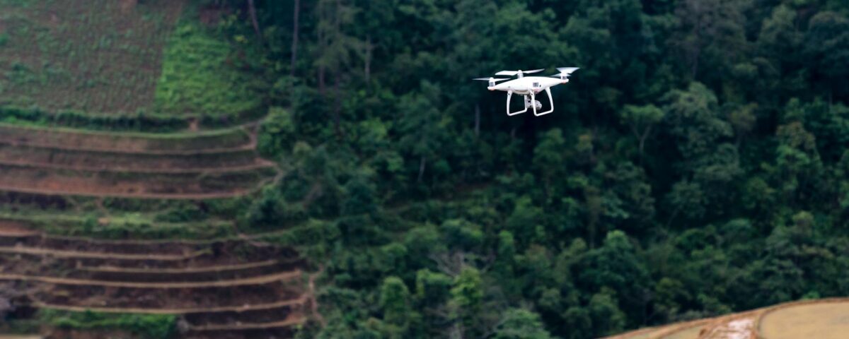 Para tecnologia no campo resumo, as inovações abrangem desde a agricultura de precisão com drones e sensores até softwares de
