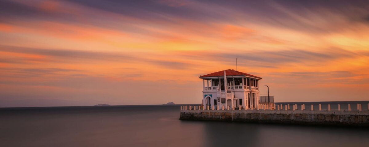 Para as tendências de moda primavera verão 2024, espere uma explosão de cores vibrantes, tecidos fluidos e sustentáveis, e o