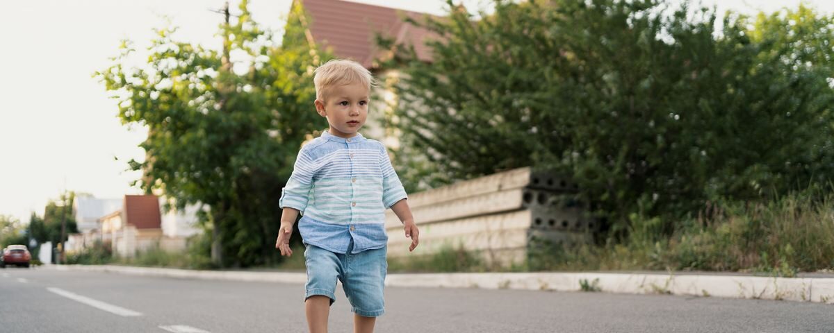Meu filho pisa torto: quando isso pode indicar alteração ortopédica